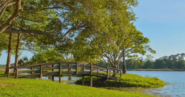 Ein schöner tag für einen spaziergang und der blick von der holzbrücke auf die insel im john s taylor park in largo, florida. — Stockfoto