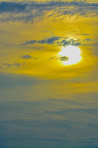 Abstraktní tvorby a texturu oblaků nad a kolem slunce. Nad Mexickým zálivem na Floridě — Stock fotografie