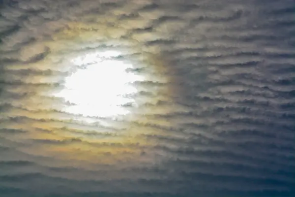 La formación abstracta y la textura de las nubes sobre y alrededor del sol. Sobre el Golfo de México en Florida —  Fotos de Stock