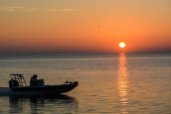 Salida del sol con una impresionante silueta de un barco que pasa por Tampa Bay, Florida . — Foto de Stock