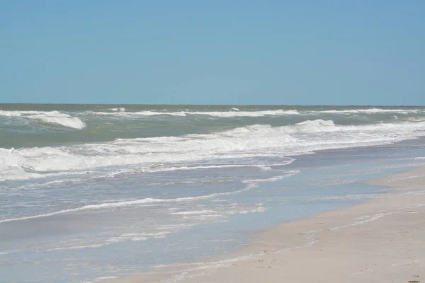 Surf áspero em Indian Rocks Beach no Golfo do México, na Flórida . — Fotografia de Stock