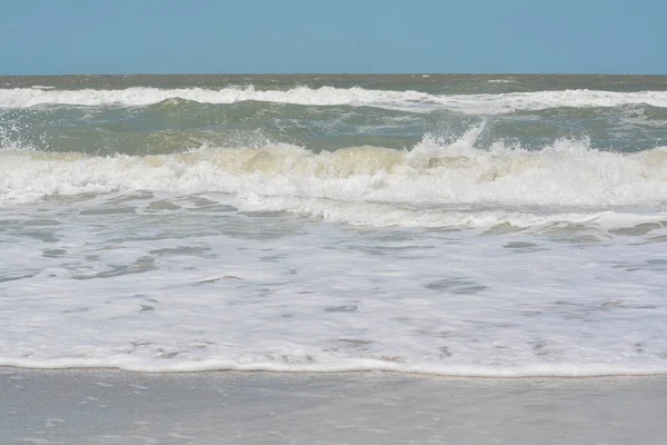 Surf is op de Golf van Mexico in Indian Rocks Beach, Florida. — Stockfoto