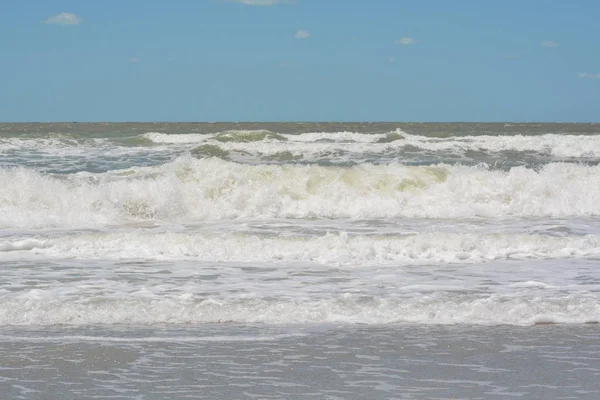 Surf está no Golfo do México em Indian Rocks Beach, Flórida . — Fotografia de Stock