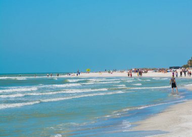 Meksika Körfezi'nde yürümek, yürümek ve yüzmek için güzel bir gün, Treasure Island Beach, Florida ABD