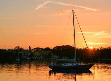 Günbatımı bir yelkenli üzerinde St Petersburg Florida Tampa Bay yakınındaki bir silueti ile