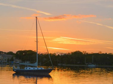 Günbatımı bir yelkenli üzerinde St Petersburg Florida Tampa Bay yakınındaki bir silueti ile