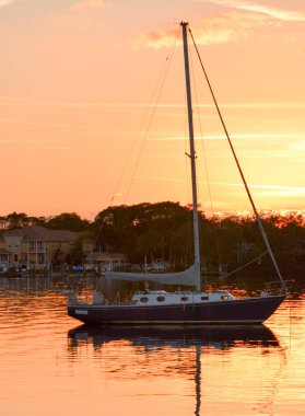 Günbatımı bir yelkenli üzerinde St Petersburg Florida Tampa Bay yakınındaki bir silueti ile