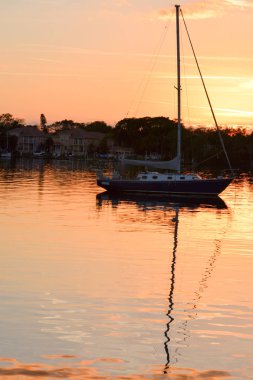 Günbatımı bir yelkenli üzerinde St Petersburg Florida Tampa Bay yakınındaki bir silueti ile