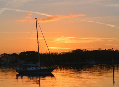 Günbatımı bir yelkenli üzerinde St Petersburg Florida Tampa Bay yakınındaki bir silueti ile