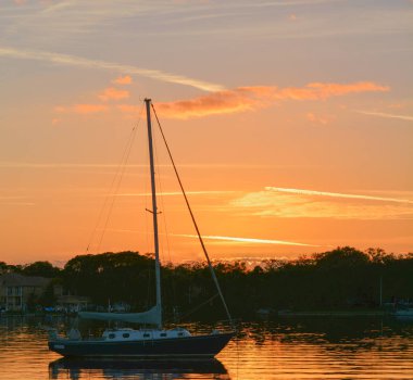 Günbatımı bir yelkenli üzerinde St Petersburg Florida Tampa Bay yakınındaki bir silueti ile