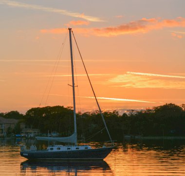 Günbatımı bir yelkenli üzerinde St Petersburg Florida Tampa Bay yakınındaki bir silueti ile