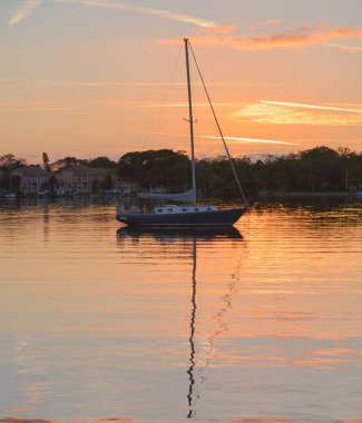 Günbatımı bir yelkenli üzerinde St Petersburg Florida Tampa Bay yakınındaki bir silueti ile