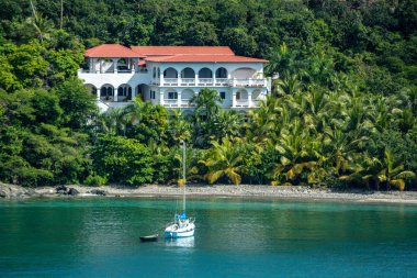 Tropikal konak Cove Karayipler yelkenli bakan