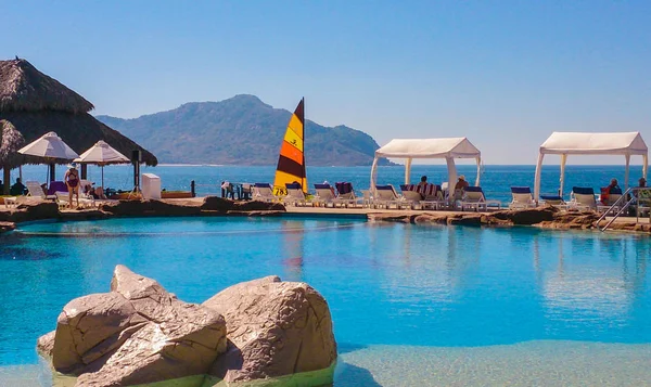 Piscina junto a la playa con vistas a la isla Venados en el Océano Pacífico en Mazatlán, Sinaloa, México . — Foto de Stock