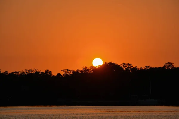 Puesta de sol sobre Little Bayou en Tampa Bay, San Petersburgo, Florida — Foto de Stock