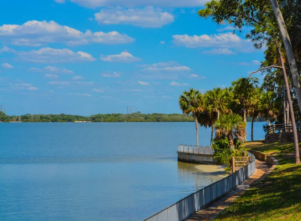 A sétány mentén, a tenger fala Tampa Bay a Philippe Park Safety Harbor, Florida. — Stock Fotó