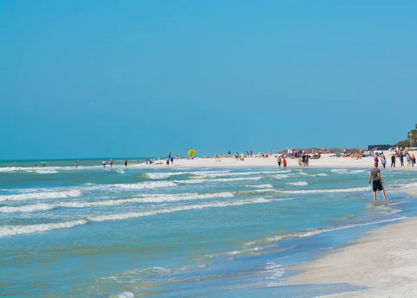 Un hermoso día para caminar, vadear y nadar en el Golfo de México, Treasure Island Beach, Florida, EE.UU. — Foto de Stock