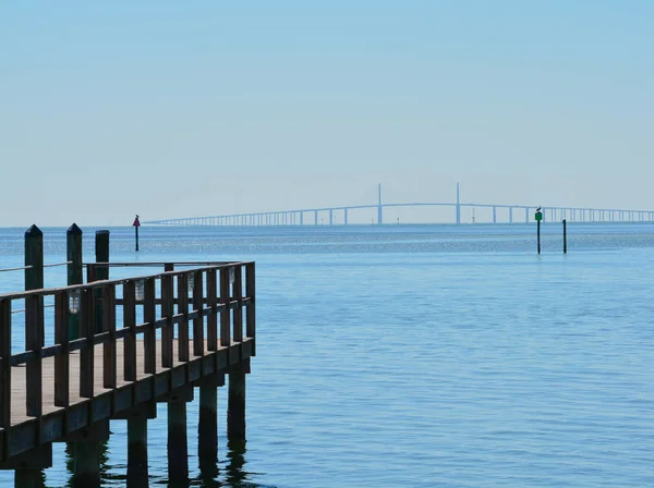 Umrisse der Sunshine Skyway Bridge über der Bucht von Tampa, Florida, USA — Stockfoto