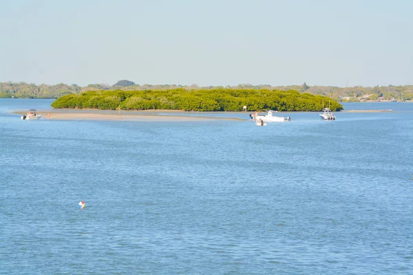 Great day to pull up on the sandy beach on Eleanor Island  in Florida. — Stock Photo, Image