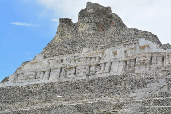 As antigas ruínas maias no Parque Arqueológico de Xunantunich em Belize — Fotografia de Stock