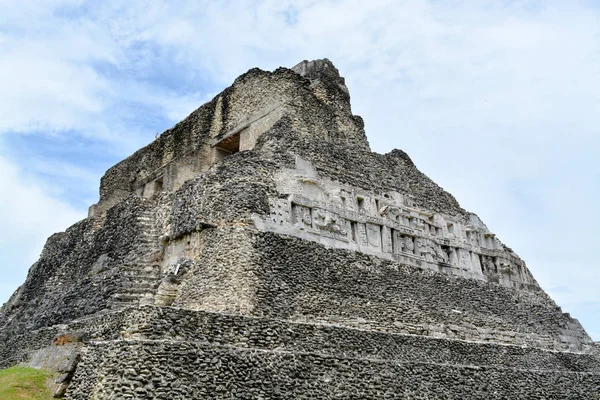 Ősi maja romok Belize-ben a Xunantunich Régészeti Park — Stock Fotó