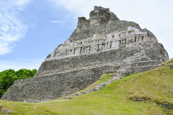 Starożytne ruiny Majów w parku archeologicznego Xunantunich w Belize — Zdjęcie stockowe