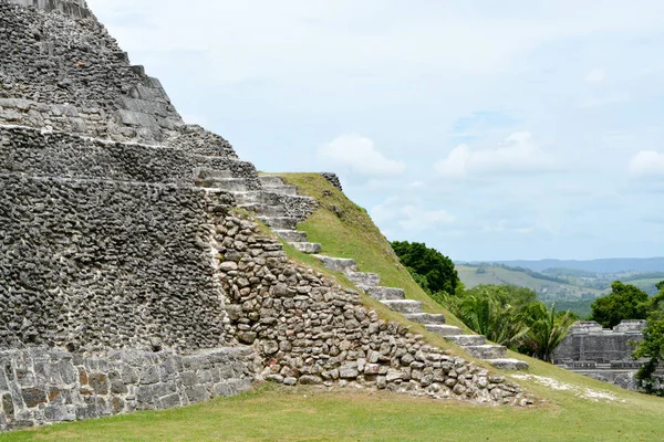 Starożytne ruiny Majów w parku archeologicznego Xunantunich w Belize — Zdjęcie stockowe