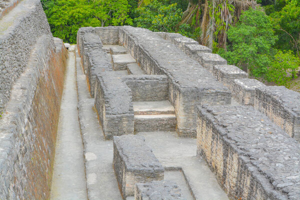 Древние руины майя в археологическом парке Сюнантунич в Белизе
