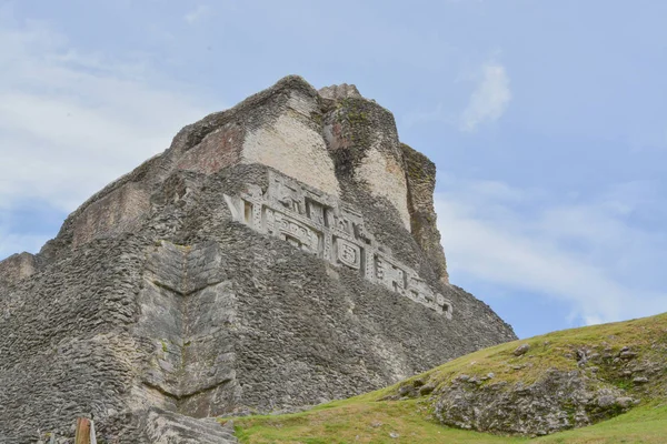 Le antiche rovine Maya nel Parco Archeologico di Xunantunich in Belize — Foto Stock