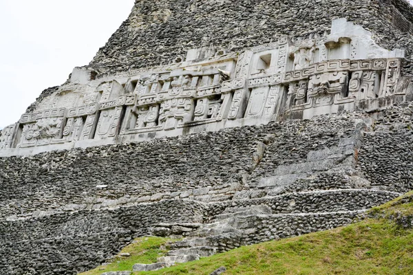 As antigas ruínas maias no Parque Arqueológico de Xunantunich em Belize — Fotografia de Stock