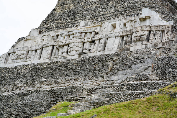 Древние руины майя в археологическом парке Сюнантунич в Белизе
