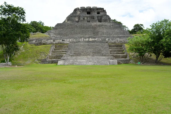 Starożytne ruiny Majów w parku archeologicznego Xunantunich w Belize — Zdjęcie stockowe