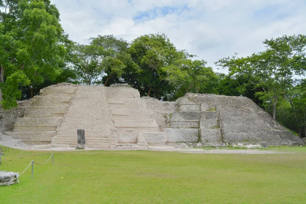 Le antiche rovine Maya nel Parco Archeologico di Xunantunich in Belize — Foto Stock
