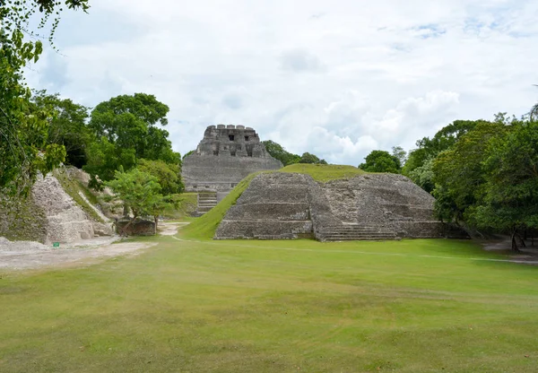 As antigas ruínas maias no Parque Arqueológico de Xunantunich em Belize — Fotografia de Stock