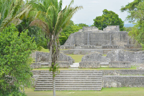 Древние руины майя в археологическом парке Сюнантунич в Белизе
