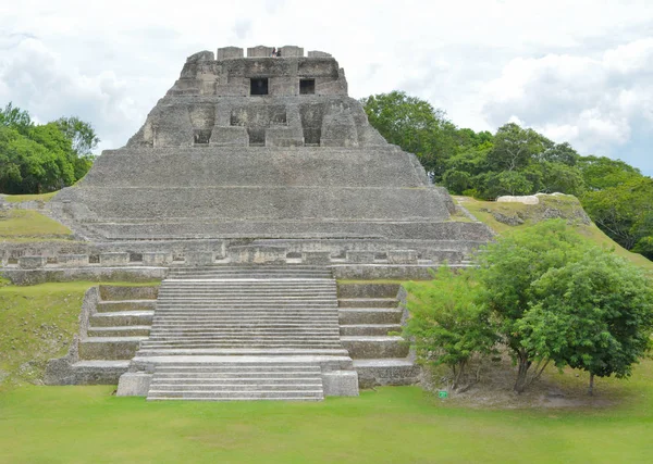 As antigas ruínas maias no Parque Arqueológico de Xunantunich em Belize — Fotografia de Stock