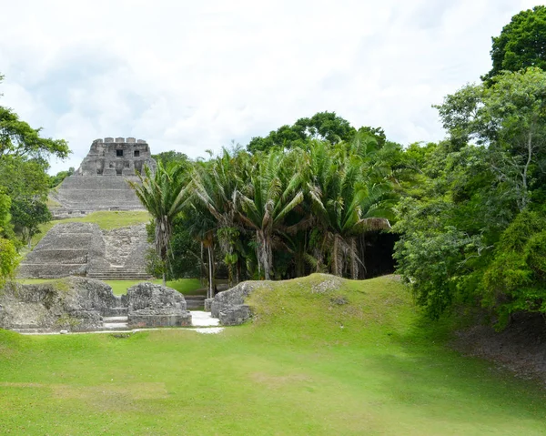 As antigas ruínas maias no Parque Arqueológico de Xunantunich em Belize — Fotografia de Stock