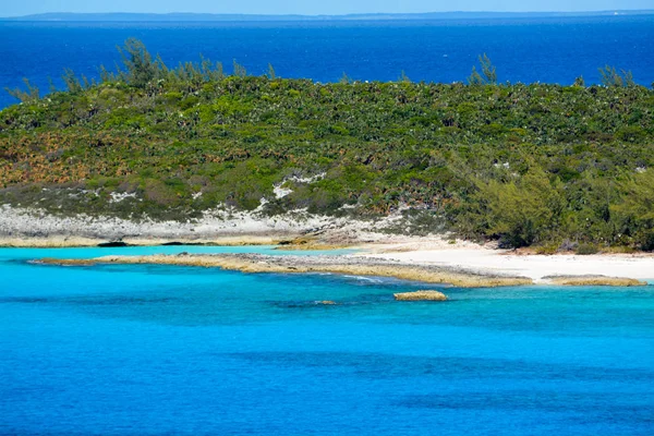 Tittar över Half Moon Cay, Bahamas från ett kryssningsfartyg. — Stockfoto