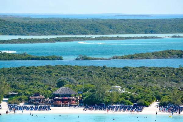 Tittar över Half Moon Cay, Bahamas från ett kryssningsfartyg. — Stockfoto