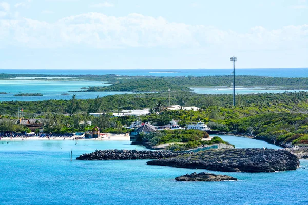 Tittar över Half Moon Cay, Bahamas från en Carnival Cruise Ship — Stockfoto