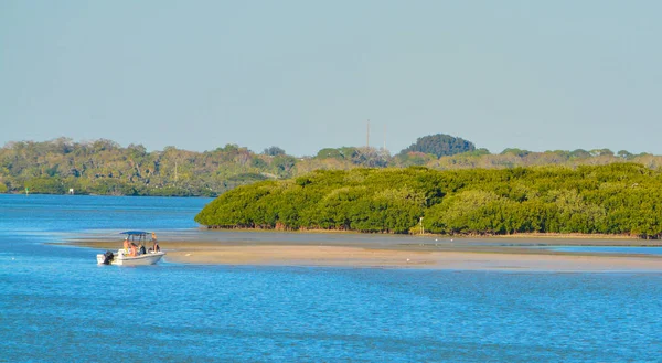 Great day to pull up on the sandy beach on Eleanor Island  in Florida. — Stock Photo, Image