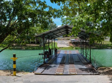 El crank feribot Xunantunich arkeolojik rezerv için. Antik Maya Harabeleri dışında San Ignacio, Belize.