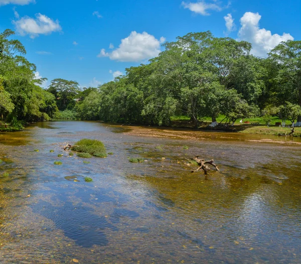 El río Macal fluye a través de San Ignacio, Belice . —  Fotos de Stock