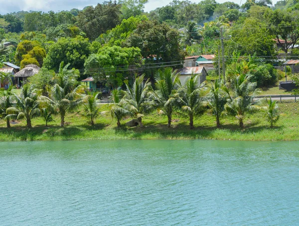 Den Macal flod som rinner nedanför Xunantunich arkeologiskt reservat. Den antika mayaruiner utanför San Ignacio, Belize. — Stockfoto