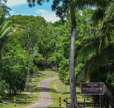 Giriş işareti ve kapı Xunantunich arkeolojik rezerv Belize için 