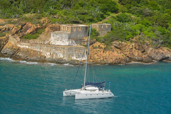 Katamaran żeglarstwo przez księcia Frederikas baterii. Willoughby Fort na wyspie Hassel, St Thomas U.S. Virgin Islands. — Zdjęcie stockowe