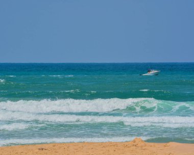Bir tekne Akdeniz'de Ashkelon, İsrail 
