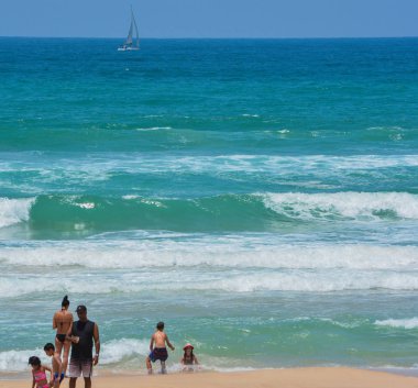 Kum ve dalgalar Ashkelon, İsrail, Akdeniz'in oynayan bir aile. 