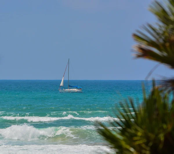 Bir tekne Akdeniz'de Ashkelon, İsrail