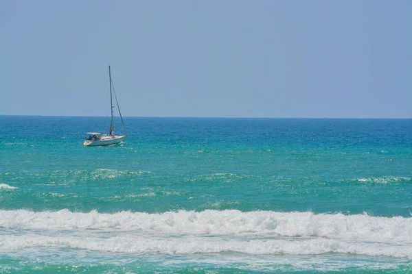 Bir tekne Akdeniz'de Ashkelon, İsrail